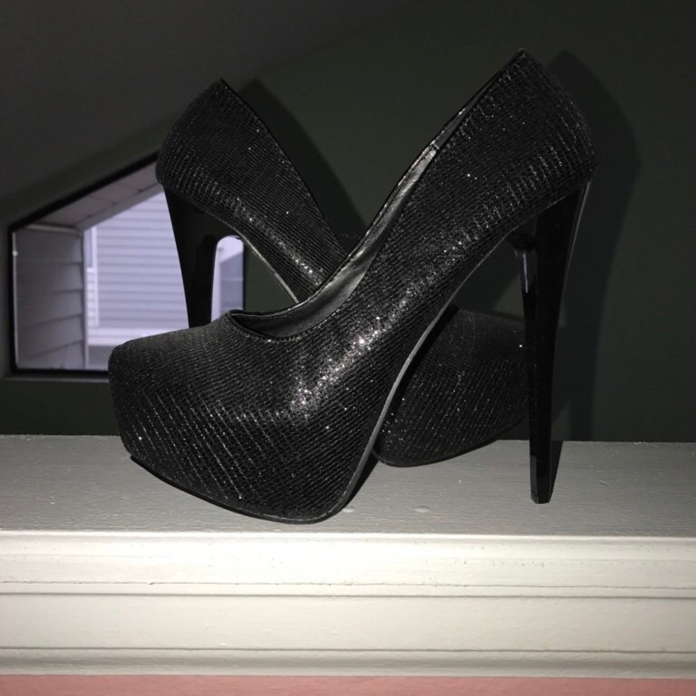Black Pumps